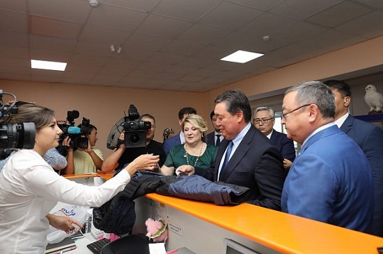Премьер-министр Казахстана во время визита в Актобе посетил предприятие по пошиву oдежды ТОО «Глобал»